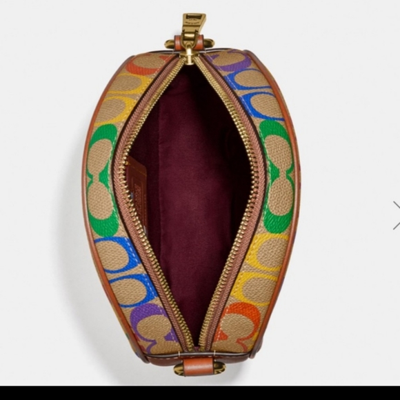 🎁🌈Rare Coach Pride rainbow signature Circle bag 🌈🏳️‍🌈 - Picture 4 of 5